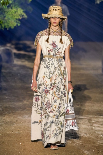 قبعة الفيدورا مغ الفستان من كريستيان ديور Christian Dior