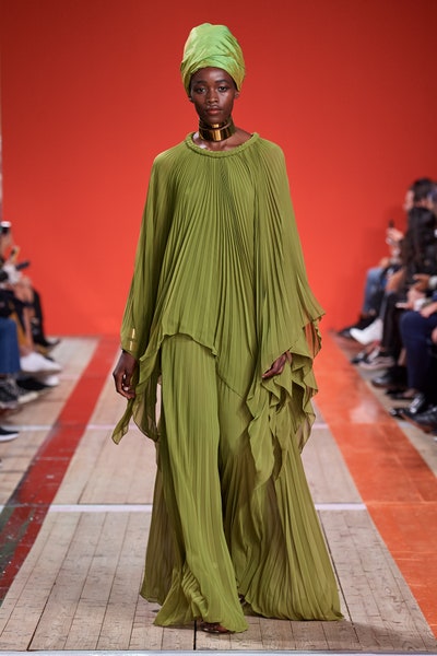 قفطان باللون الأخضر من إيلي صعب Elie Saab