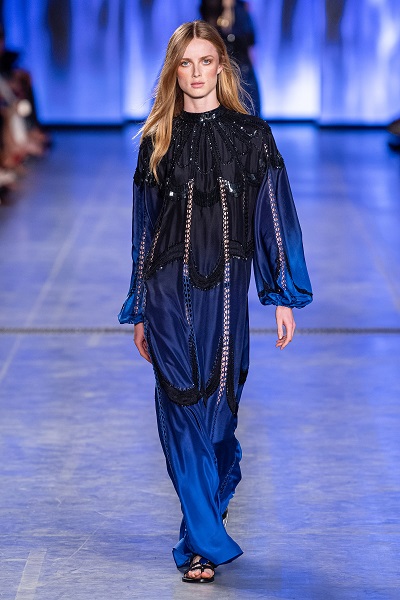 قفطان باللونين الأزرق الملكي والأسود من ألبيرتا فيريتي Alberta Ferretti