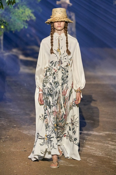 قفطان بتطريزات الورود من ديور Dior