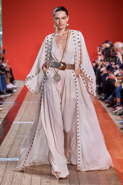 قفطان من قطعتيم باللون الوردي الباهت من إيلي صعب Elie Saab