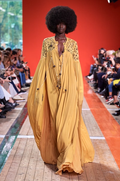 قفطان أصفر من إيلي صعب Elie Saab