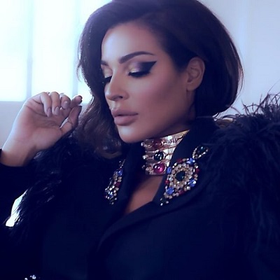 قلادة ال Chocker تليق بالنجمة نادين نجيم