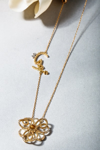 قلادة من الذهب بشكل  زهرة من مجوهرات لانا الكمال Lana Al Kamal Jewelry