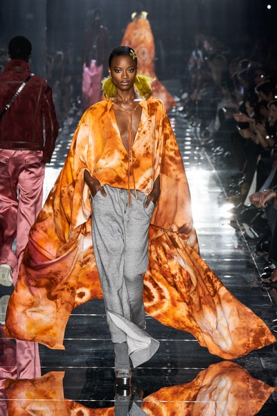 قميص بأسلوب قفطان بتصميم tie-dye من توم فورد Tom Ford