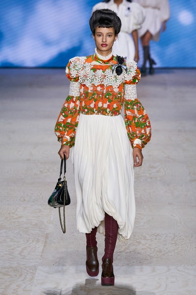 إطلالة بطبعات الأشجار من فرساتشي Versace