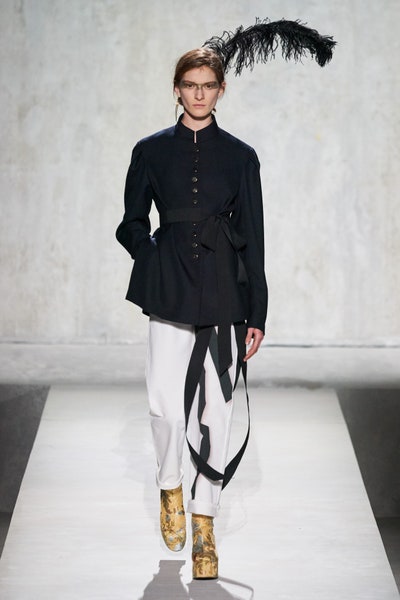قميص اسود مع حزام من درايز فان نوتن Dries Van Noten