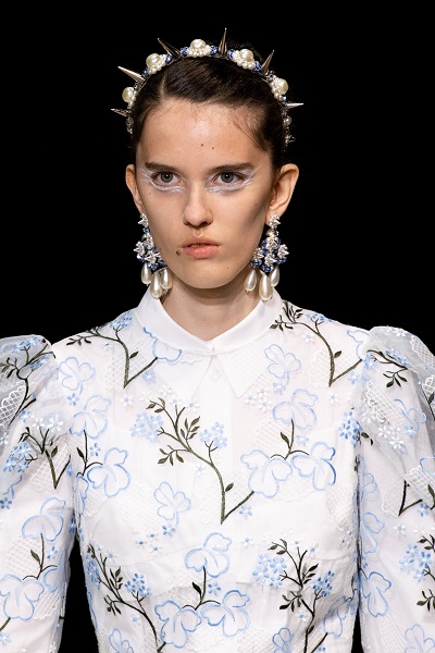 أقراط أذن طويلة من سيمون روشا Simone Rocha