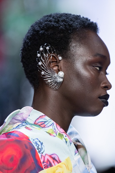 أقراط اللؤلؤ بتصميم هندسي يغطي أكمل الأذن من برابال غورونغ Prabal Gurung