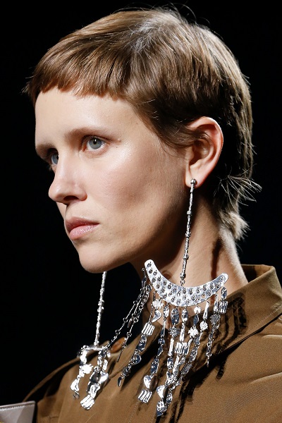 أقراط متدلية من جيفنشي Givenchy