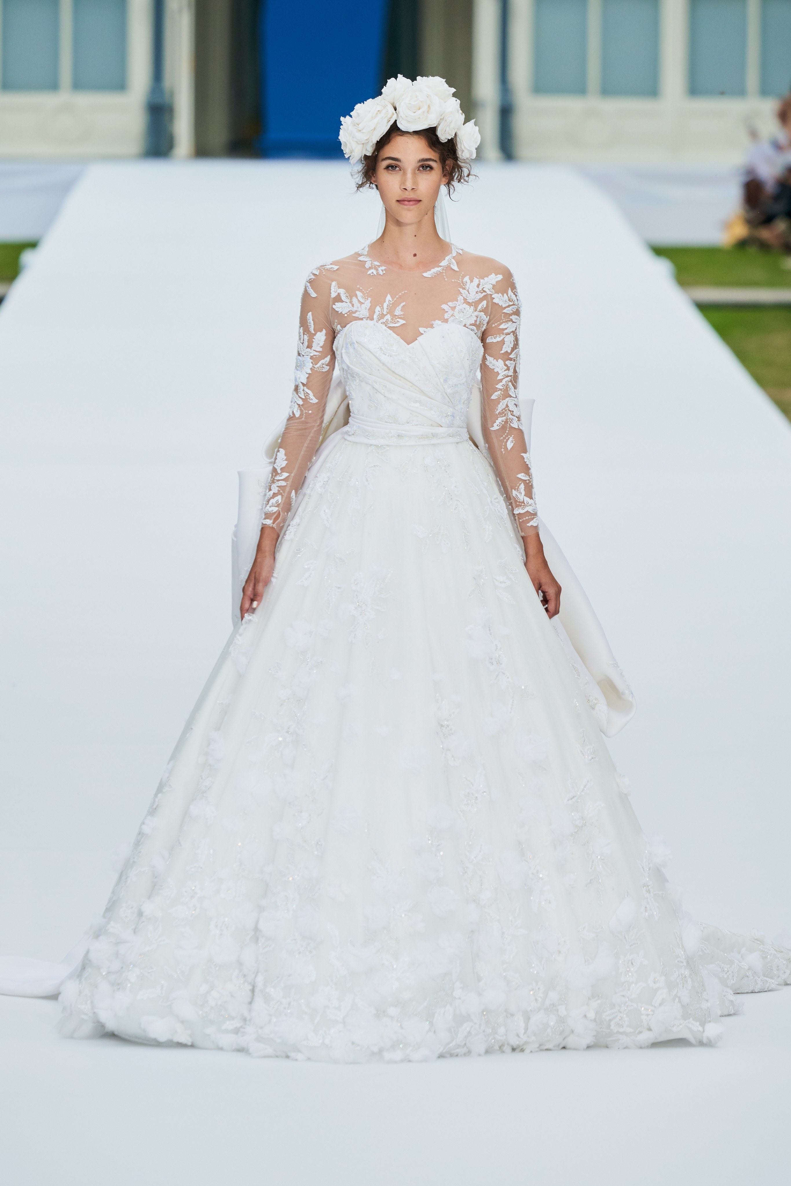 عروس رالف اند روسو Ralph &Russo بتاج من الورود