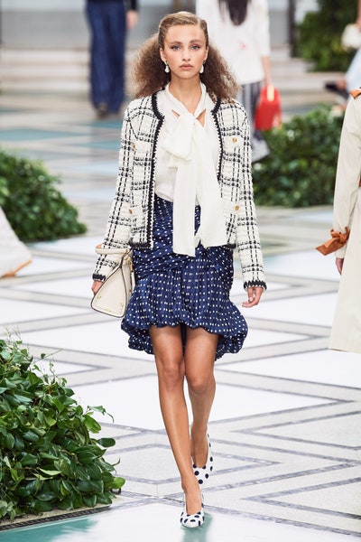 سكارف باللون الأبيض السادة من توري بورتش Tory Burch