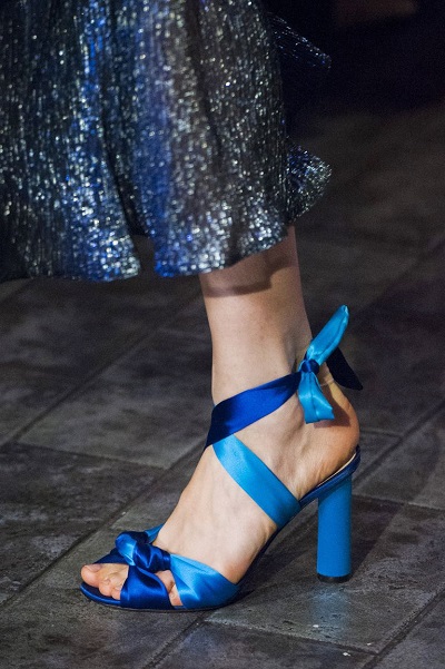 صندل من الساتان الأزرق من بيتر بيلوتو Peter Pilotto