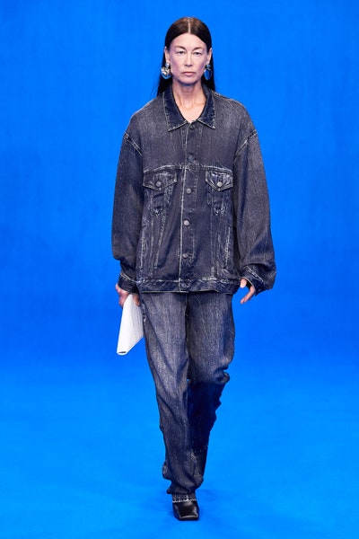 سروال دنيم بقصة واسعة من بالنسياغا Balenciaga