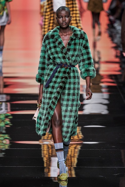 طبعات الكارو على معطف فرو من فندي Fendi