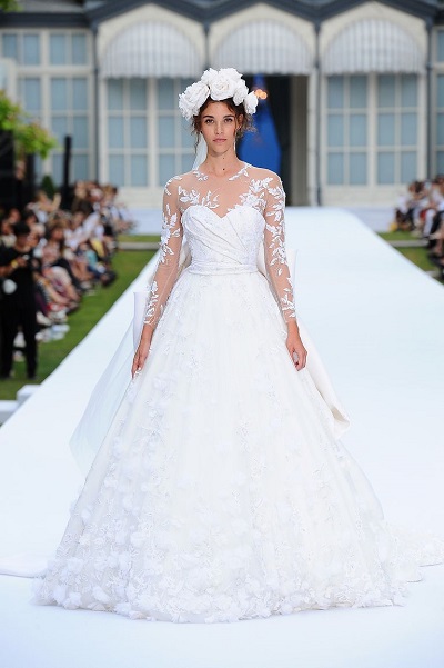 تاج الورود الأبيض على منصة رالف اند روسو Ralph& Russo