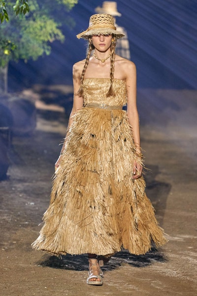إطلالة بفستان رافيا من كريستيان ديور Christian Dior