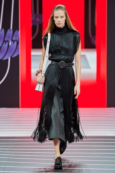 إطلالة بالشراريب من برادا Prada