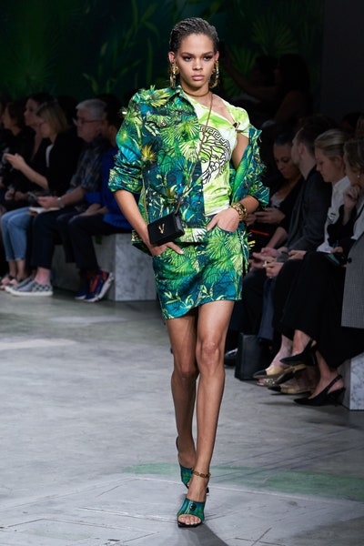 إطلالة بطبعات الأشجار من فرساتشي Versace
