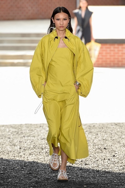إطلالة كاجوال باللون الأصفر من عرض فيليب ليم Phillip Lim