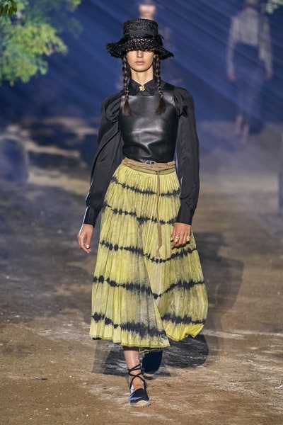 إطلالة كاجوال بأسلوب tie-dye من إيزابيل ماران Isabel Marant
