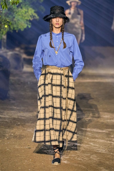 تنورة طويلة بطبعات الكارو من كريستيان ديور Christian Dior