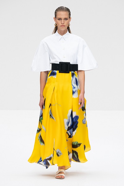 تنورة طويلة معرقة بطبعات الورود الكبيرة من كارولينا هيريرا Carolina Herrera