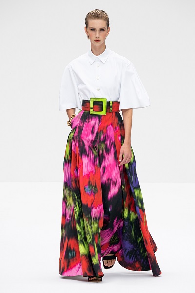 تنورة طويلة معرقة بطبعات الورود الملونة من كارولينا هيريرا Carolina Herrera