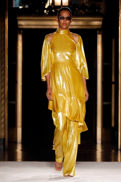 تصميم ميتاليك باللون الأصفر من كريستيان سيريانو Christian Siriano