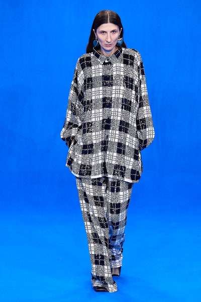 تونيك بتصميم كارو أبيض وأسود من بالنسياغا Balenciaga