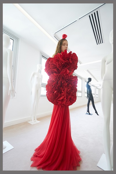 وردة حمراء صغيرة تزين رأس عارضة جمباتيستا فالي Giambattista Valli