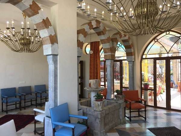 الماضي والحاضر في "بيت الورد الدمشقي" في لبنان