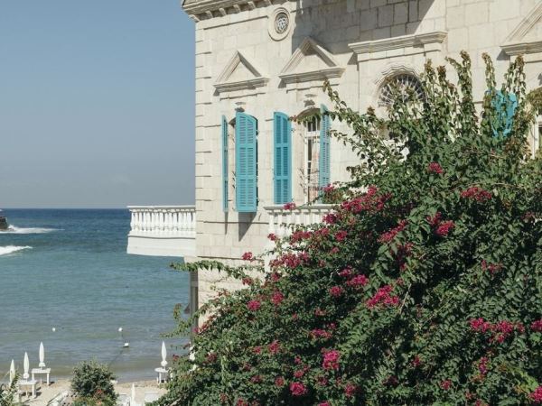 بيت البحر يعانق زرقة السماء والشاطئ