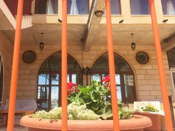الماضي والحاضر في "بيت الورد الدمشقي" في لبنان
