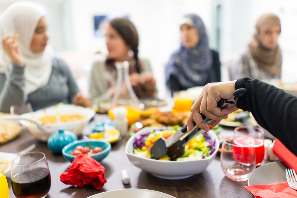 اتيكيت: من الضروري الامتناع عن نزع الأطباق عن المائدة قبل أن ينهي الجميع طعامه