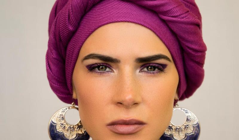 تطبيق المكياج البنفسجي