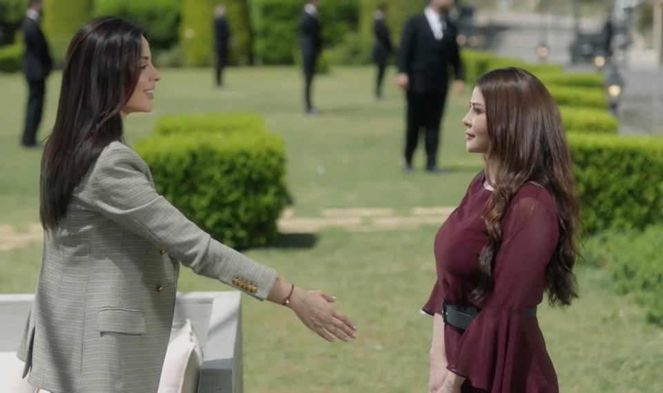 نادين نجيم ورواد عليو من مسلسل خمسة ونص