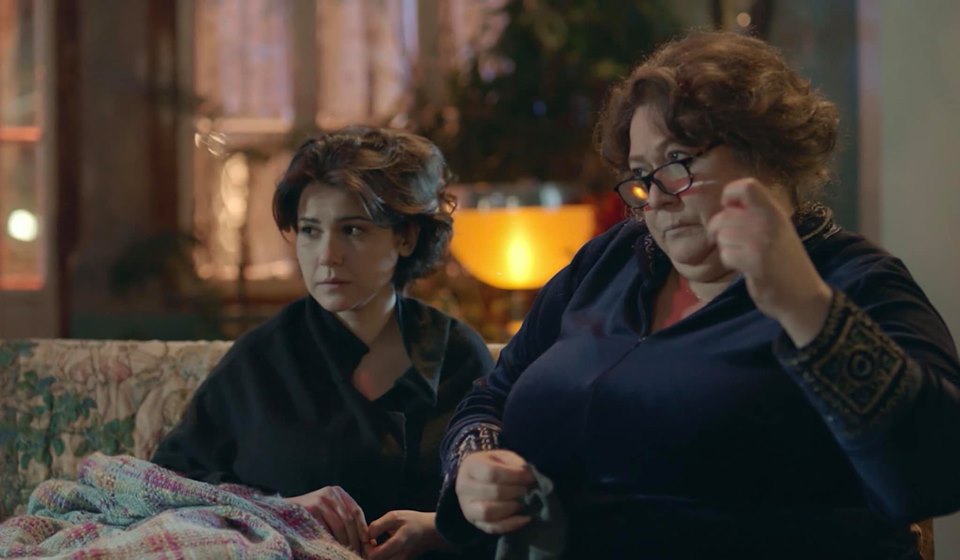 إيمان عبد العزيز ونيرمين شوقي من مسلسل خمسة ونص