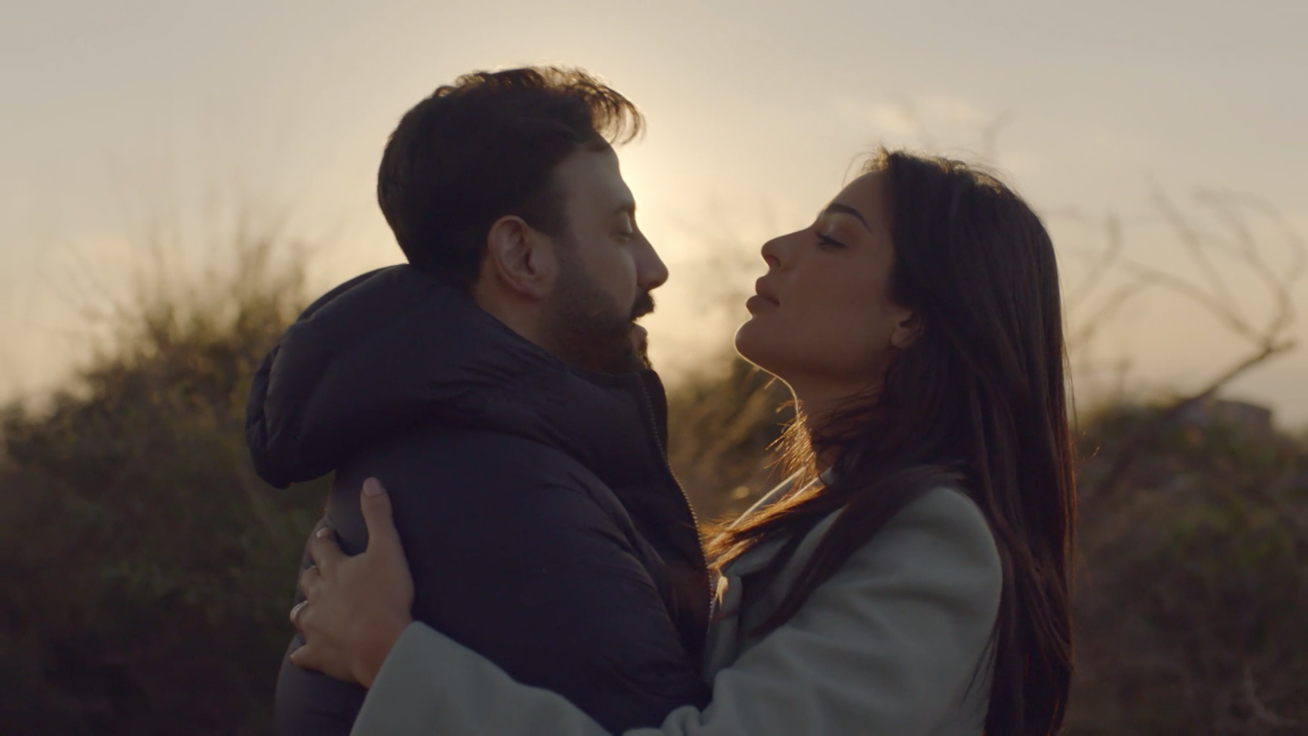 رومانسية نادين نجيم وقصي خولي في مسلسل خمسة ونص