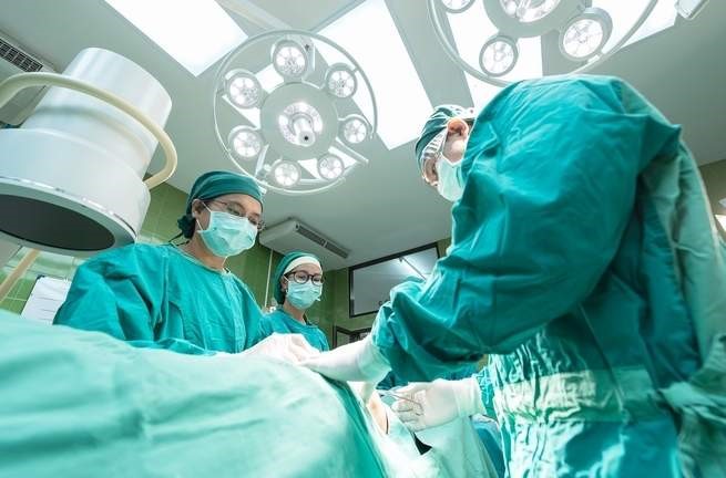 اعراض التهاب الزائدة تستوجب استئصالها عبر الجراحة