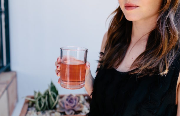 شرب ماء الورد يحميك من الشيخوخة