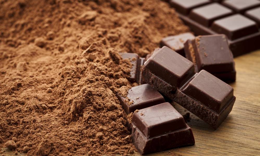 الشوكولاتة السوداء تبعث على السعادة