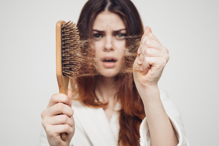 نقص الفيتامين سي يؤدي إلى تساقط الشعر