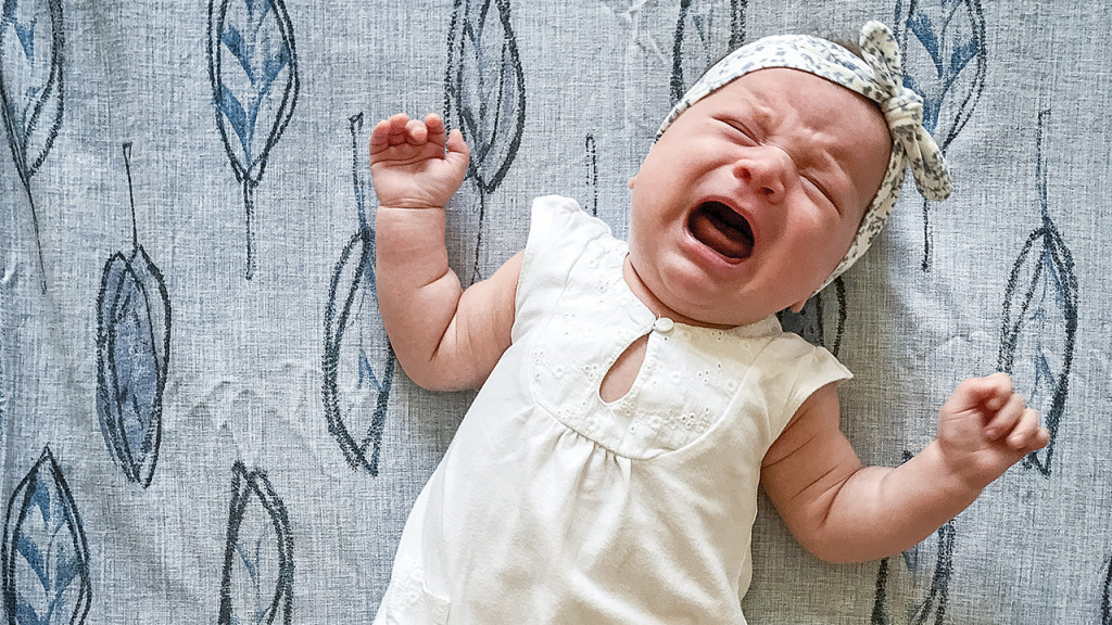 البكاء أكثر من المعتاد قد يشي بالتهاب الأذن