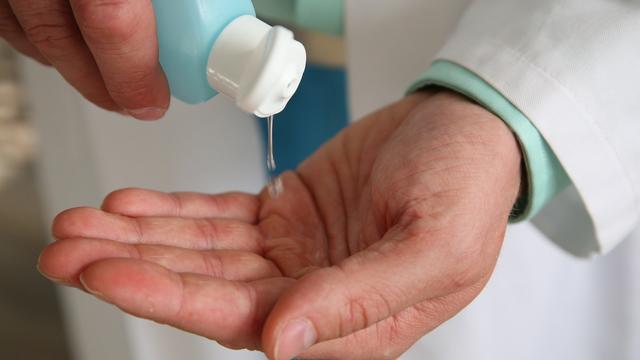 تذكروا دائماً وجوب غسل وتعقيم اليدين للوقاية من الفيروسات