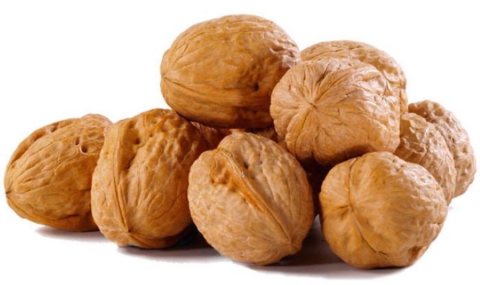 الجوز النيء يساعد على نوم هانىء
