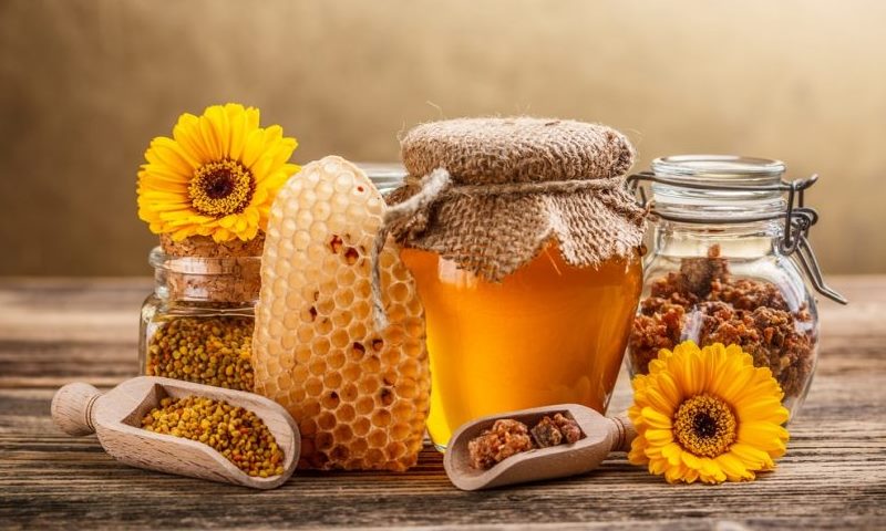 أضيفي العسل وخل التفاح إلى كوب من الماء