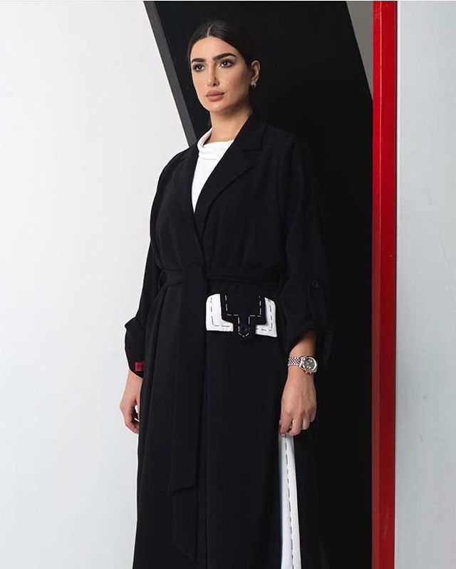 العبايه المونوكروم مع حزام الخصر