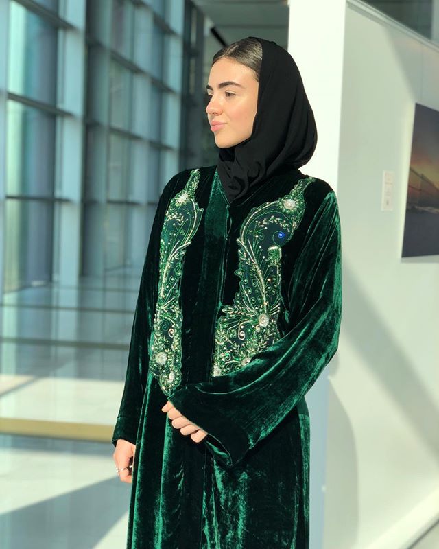 عباية مخمل خضراء قطيفة مع تطريزات الصدر