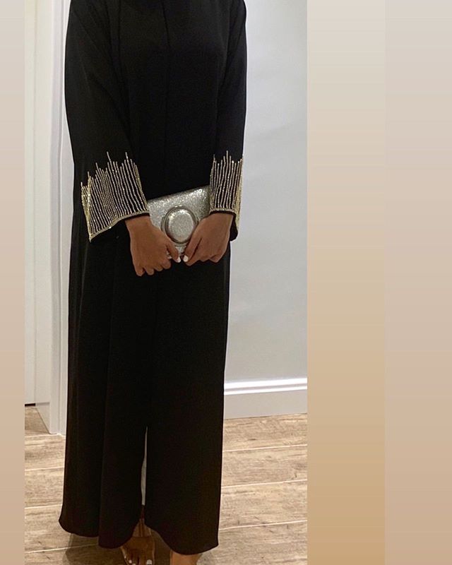 العبايه السوداء المطرزة بالخرز الفضي للأكمام